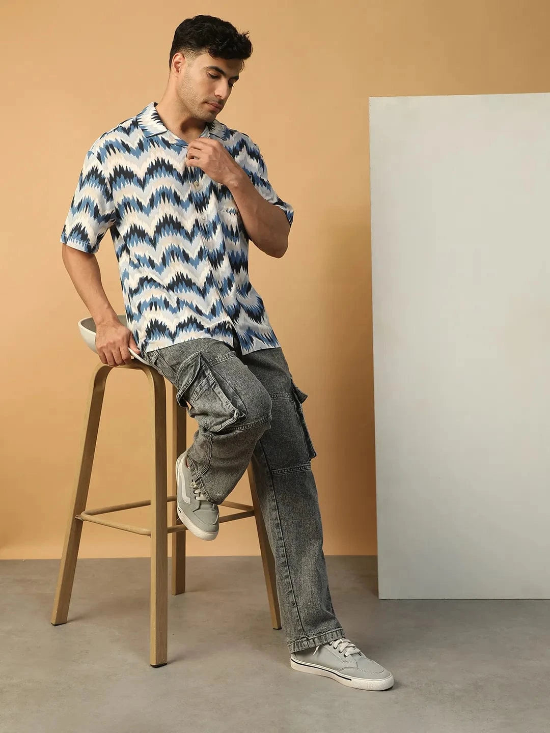 Demon Blue Zig -Zag Print Lapel Collar Short Sleeve Men Oversized Shirt