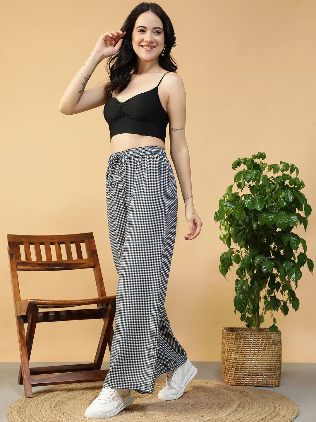 Women Black &amp; White Check Print Full Length Pants with Side Pockets