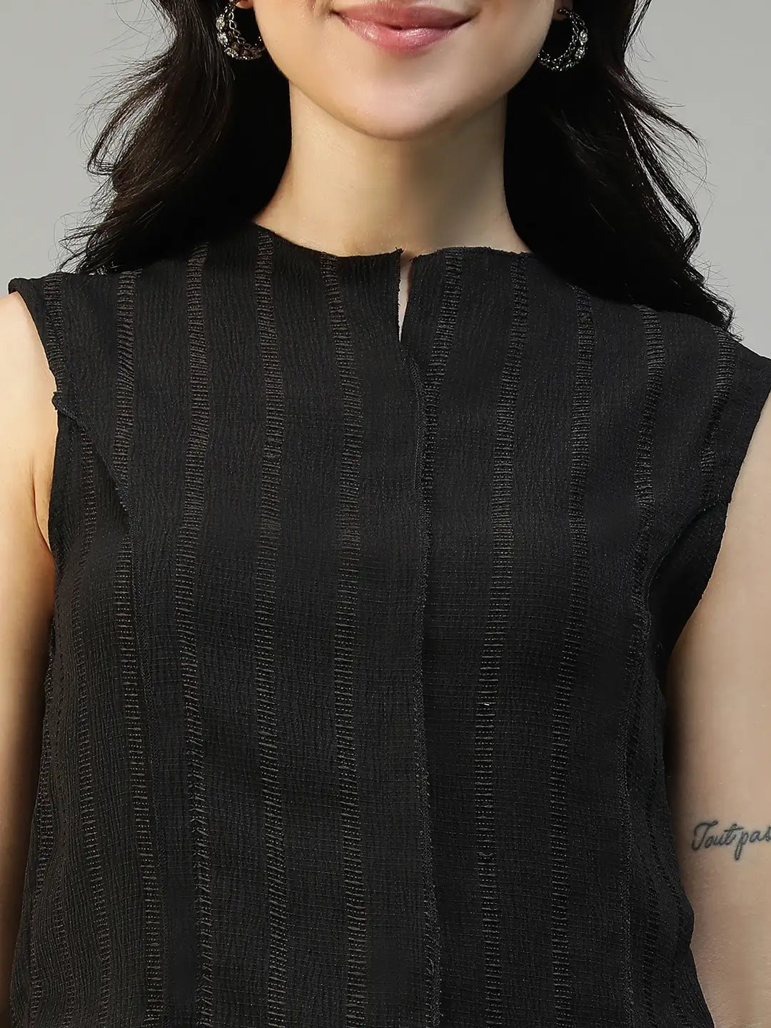 Women Black Round Neck Sleeveless Top With Side Zip Closure