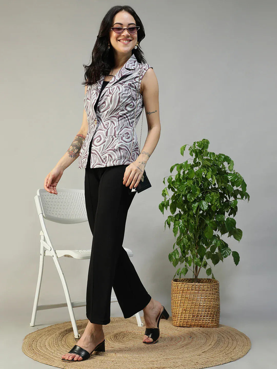Women Abstract Print Sleeveless Blazer with Open Collar & Pockets